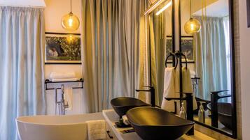 Deep-soaking bathtub
