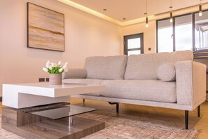 Luxury Suite, 2 Bedrooms, Hill View, Garden Area | Living area