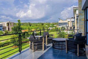 ห้องลักซ์ชัวรี่สวีท, 2 ห้องนอน, วิวภูเขา, ติดสวน | ลานระเบียง/นอกชาน