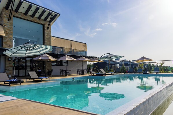 Außenpool, geöffnet von 08:00 Uhr bis 18:00 Uhr, Sonnenschirme