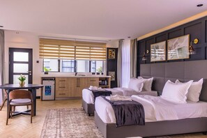 Studio Suite Cao cấp, 1 giường cỡ queen, quang cảnh đồi núi, khu vực vườn | Bộ trải giường bằng vải cotton Ai Cập, bộ đồ giường cao cấp 