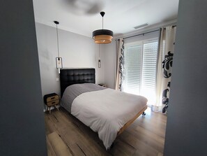 3 bedrooms, desk, iron/ironing board, travel crib