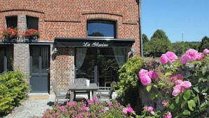 Un bâtiment en briques sur lequel on peut lire l’inscription « La Glycine ».