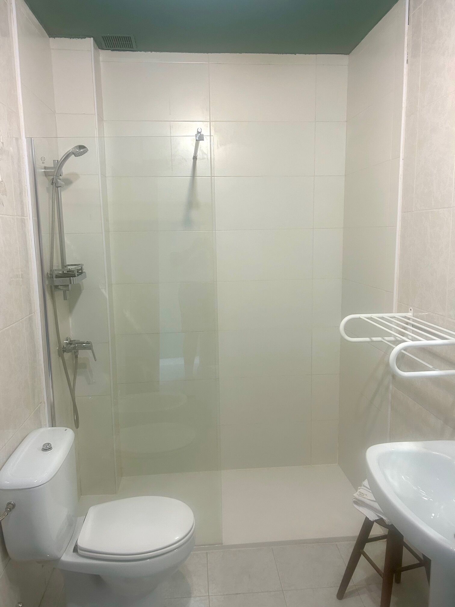 Klassieke tweepersoonskamer, uitzicht op bergen | Badkamer | Een bad, een bidet, handdoeken