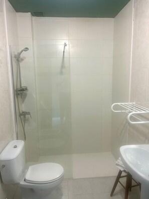 Phòng đôi phong cách cổ điển, quang cảnh núi | Phòng tắm | Bồn tắm, chậu vệ sinh/vòi rửa, khăn tắm 