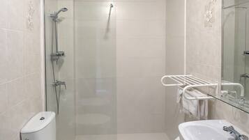Habitación doble clásica, vista a la montaña | Baño | Tina, bidet, toallas