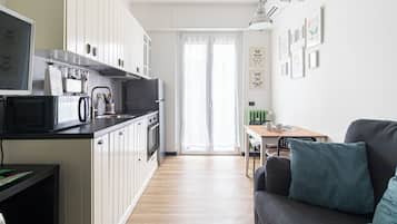 KĂŒhlschrank, Mikrowelle, Ofen, Herdplatte