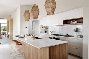 Kjøleskap, mikrobølgeovn, ovn og kokeplater