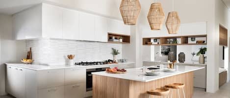 冷蔵庫、電子レンジ、オーブン、コンロ