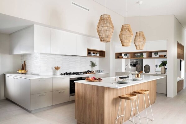 Kjøleskap, mikrobølgeovn, ovn og kokeplater