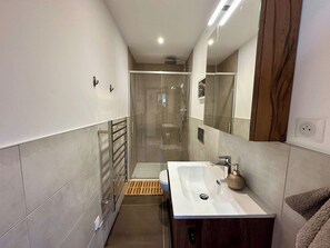 Shower, hair dryer, towels - L'Élé, Montriond (Montriond)