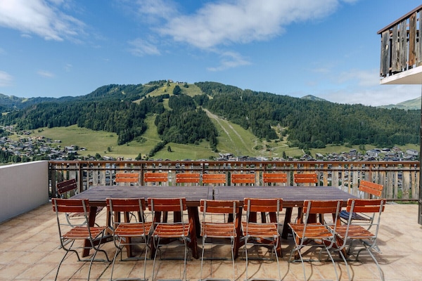 Grande terrasse orientée plein sud avec magnifiques vues sur Morzine, les pistes de Morzine-Les Gets et les sommets environnants (Pointe de Nyon, Ressachaux, Le Roc d'Enfer, etc).