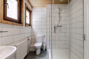 Regadera, secadora de cabello, toallas, papel de baño