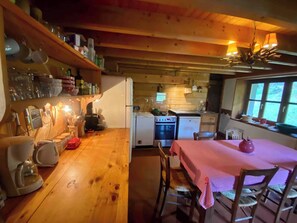 Kylskåp, ugn, diskmaskin och kaffe- och tebryggare