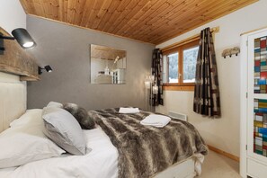 5 bedrooms, iron/ironing board, travel cot, free WiFi