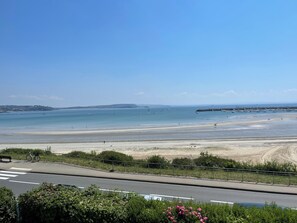 A coastal road with a beach and boats in the distance. - Maison de Famille 6 Personnes en Face de la Plage de Morgat, vue Exceptionnelle (Crozon)