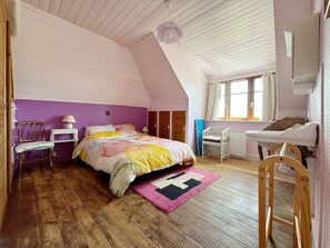 3 bedrooms, iron/ironing board, WiFi, bed sheets