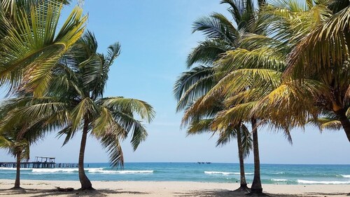 Cozy 2-bedroom hotel with AC and WiFi in delightful Tela