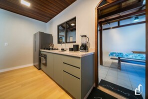 Design Βίλα | Ιδιωτική κουζίνα | Μπλέντερ, Φουρνάκι, σκεύη μαγειρικής/πιάτα/κουζινικά, τραπεζαρίες