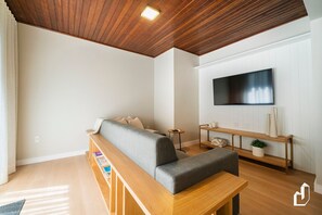 Villa Design | Coin séjour | TV connectée de 43 pouces avec chaînes par câble