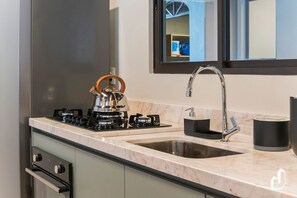 Villa Design | Eget kök | Mixer, brödgrill, grytor/köksredskap och matbord