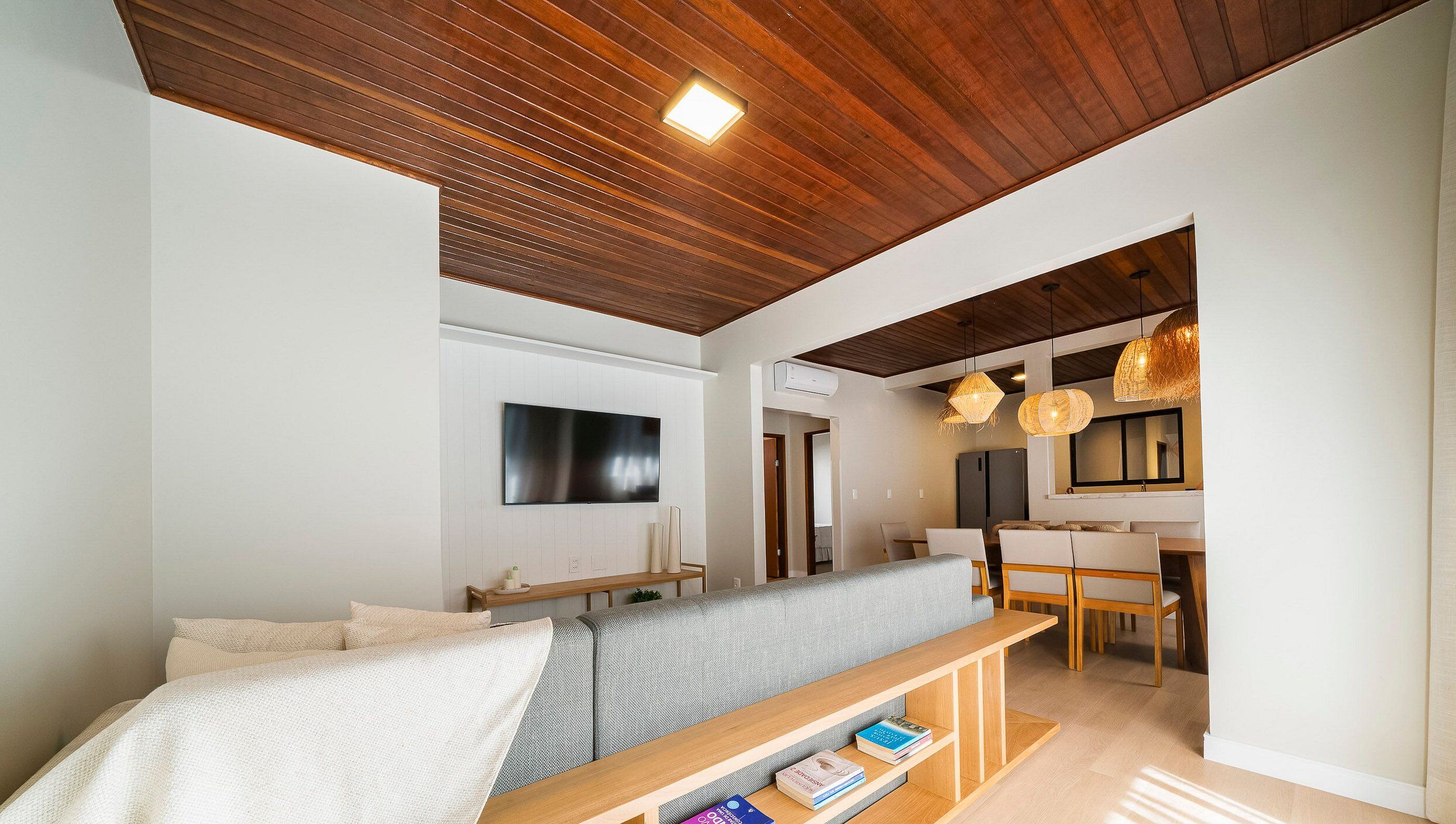 Design villa | Woonruimte | Een 43-inch smart-tv met kabelzenders