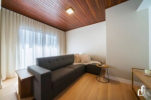 Villa Design | Aire de séjour | Téléviseur connecté de 43 po avec télévision par câble