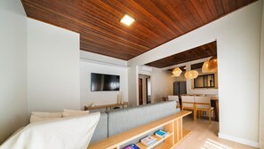 Villa Design | Area soggiorno | Smart TV 43 pollici con canali via cavo