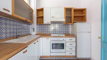 Kühlschrank, Herdplatte, Kochgeschirr/Geschirr/Besteck