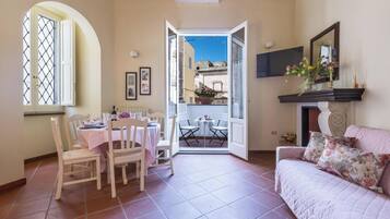 Télévision, cheminée