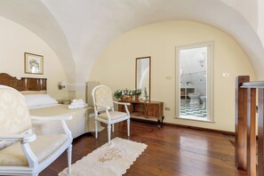 2 bedrooms, iron/ironing board, WiFi