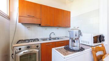 KylskÄp, mikrovÄgsugn, ugn och spishÀll