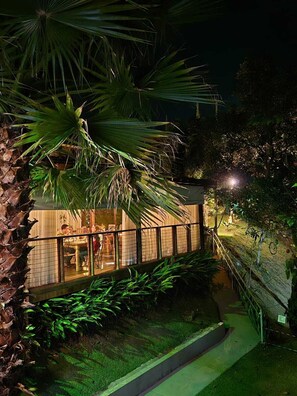 Een 32-inch ledtelevisie met kabelzenders, Netflix en streamingdiensten