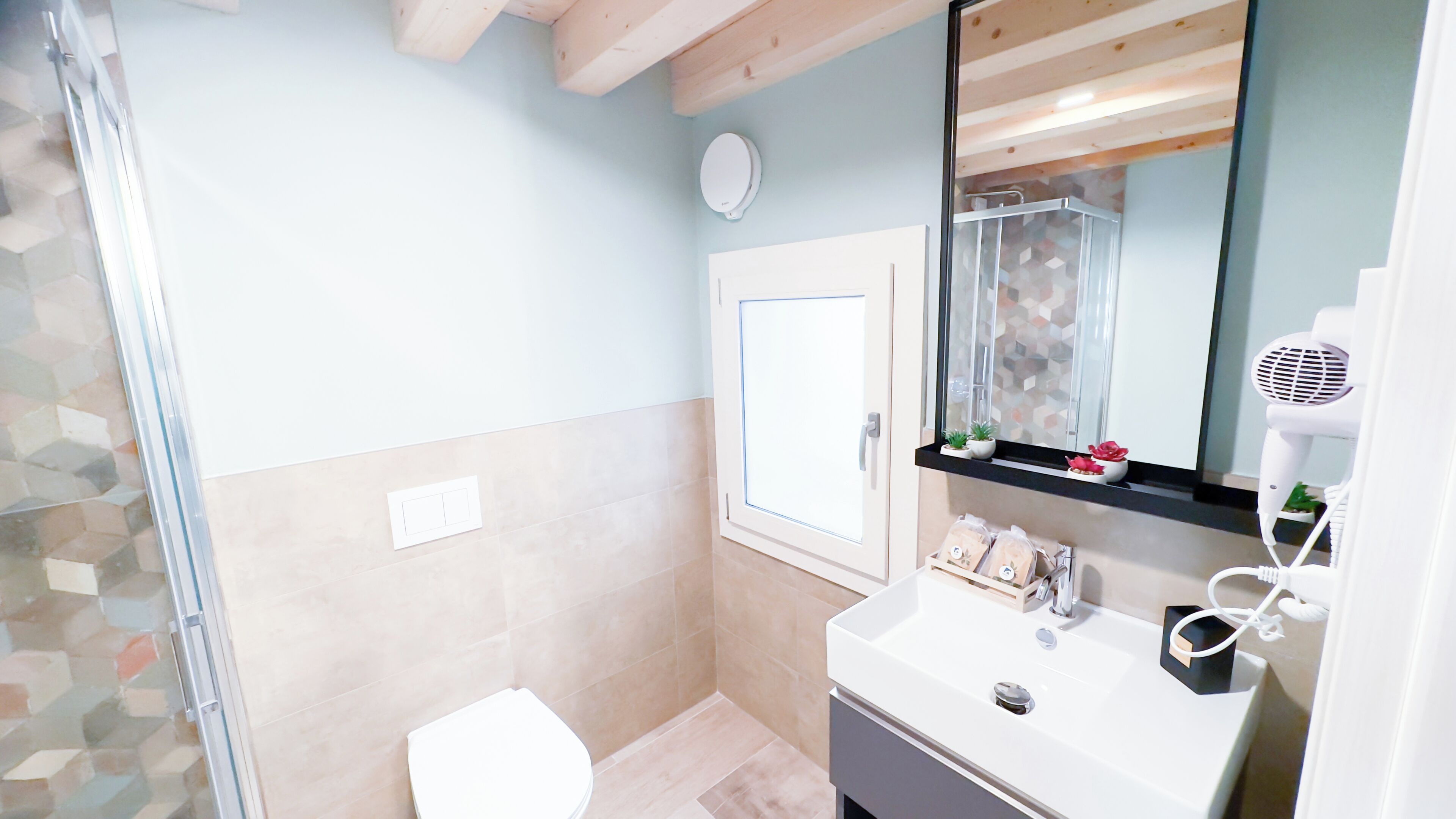 Douche, sèche-cheveux, bidet, serviettes fournies