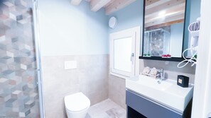 Regadera, secadora de cabello, bidet, toallas