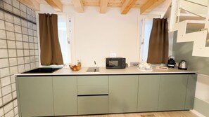 Réfrigérateur, micro-ondes, plaque de cuisson, lave-vaisselle