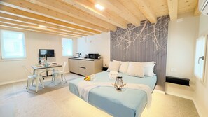 Tabla de planchar con plancha, wifi gratis y ropa de cama