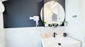 Dusche, Haartrockner, Bidet, Handtücher