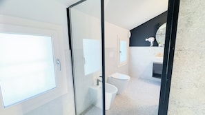 Doccia, asciugacapelli, bidet, asciugamani
