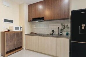 Private kitchen - Serene 2BR Family friendly apt near Bui Vien (Thanh pho Ho Chi Minh)