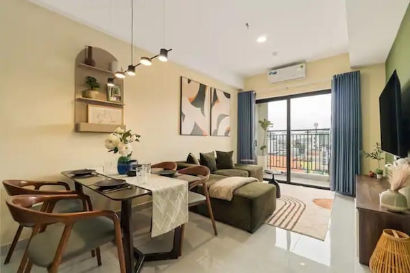 Living area - Serene 2BR Family friendly apt near Bui Vien (Thanh pho Ho Chi Minh)