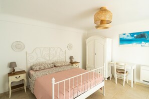 3 bedrooms, desk, iron/ironing board, free WiFi - Casa Alina (Fasano)