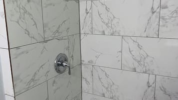 Combined shower/tub, towels, toilet paper