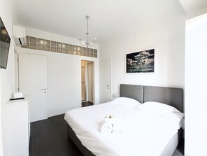 1 bedroom, desk, iron/ironing board, WiFi