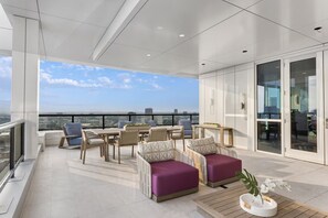 A modern outdoor seating area with a view of the city skyline. - Atlanta Margaritaville Studio Deluxe Unit! (Atlanta)