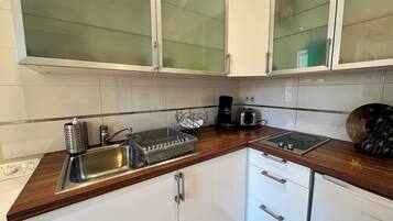 Réfrigérateur, micro-ondes, grille-pain