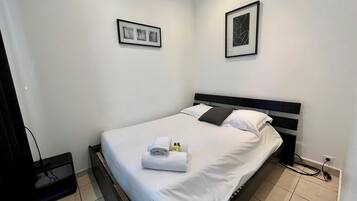 1 chambre, fer et planche à repasser, draps fournis