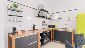 Kühlschrank, Mikrowelle, Ofen, Herdplatte