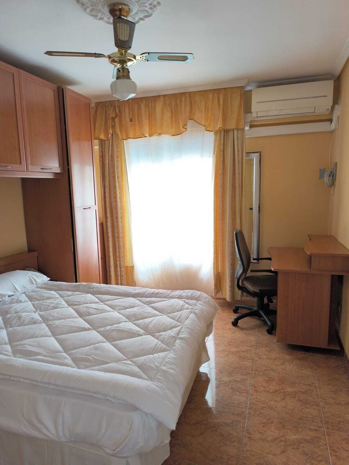 3 slaapkamers, een strijkplank/strijkijzer, wifi, beddengoed