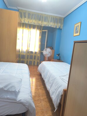 3 chambres, fer et planche à repasser, Wi-Fi, draps fournis